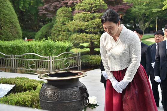 시의원 당선 후 수봉공원 현충탑에 방문해서 헌화하는 모습