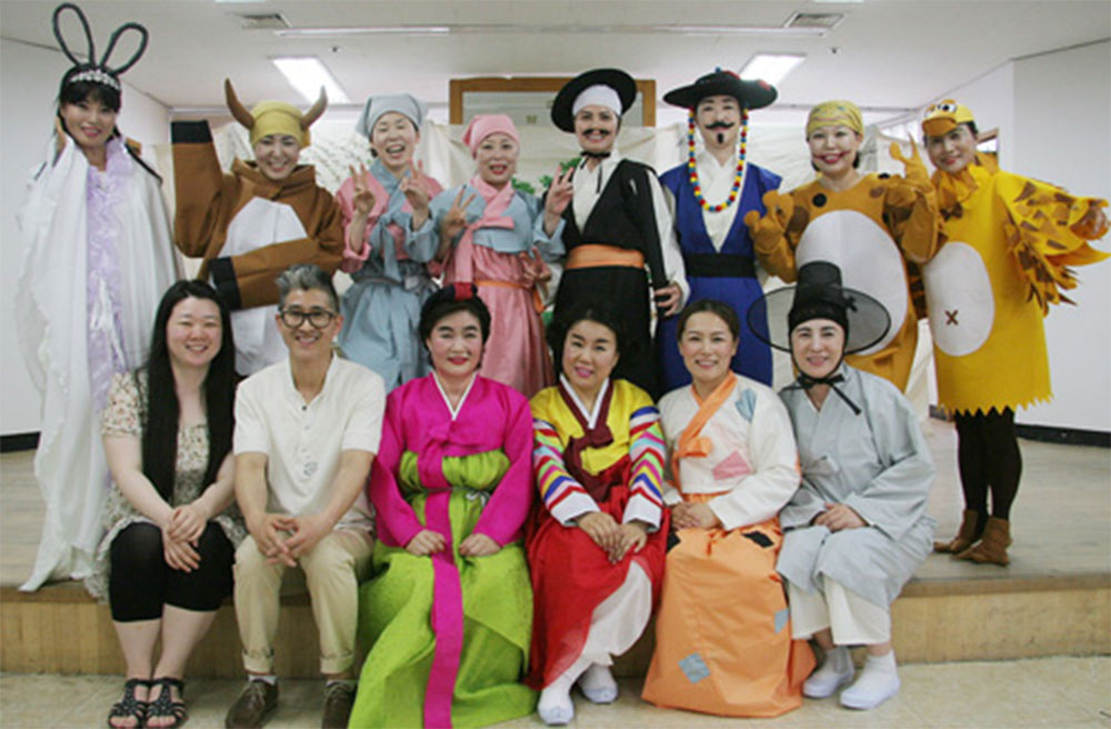 인천여성가족재단 여성연극단 수강생들과 첫 시연을 마친 후 포즈를 취한 사진