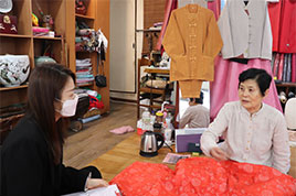 ‘동인천의 추억을 찾습니다’ 아카이빙 프로젝트 진행을 위해 용신상회 이교자 선생님을 인터뷰하는 모습