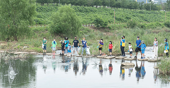 서동이의 마을생태하천탐험 활동에 참여한 지역 주민들