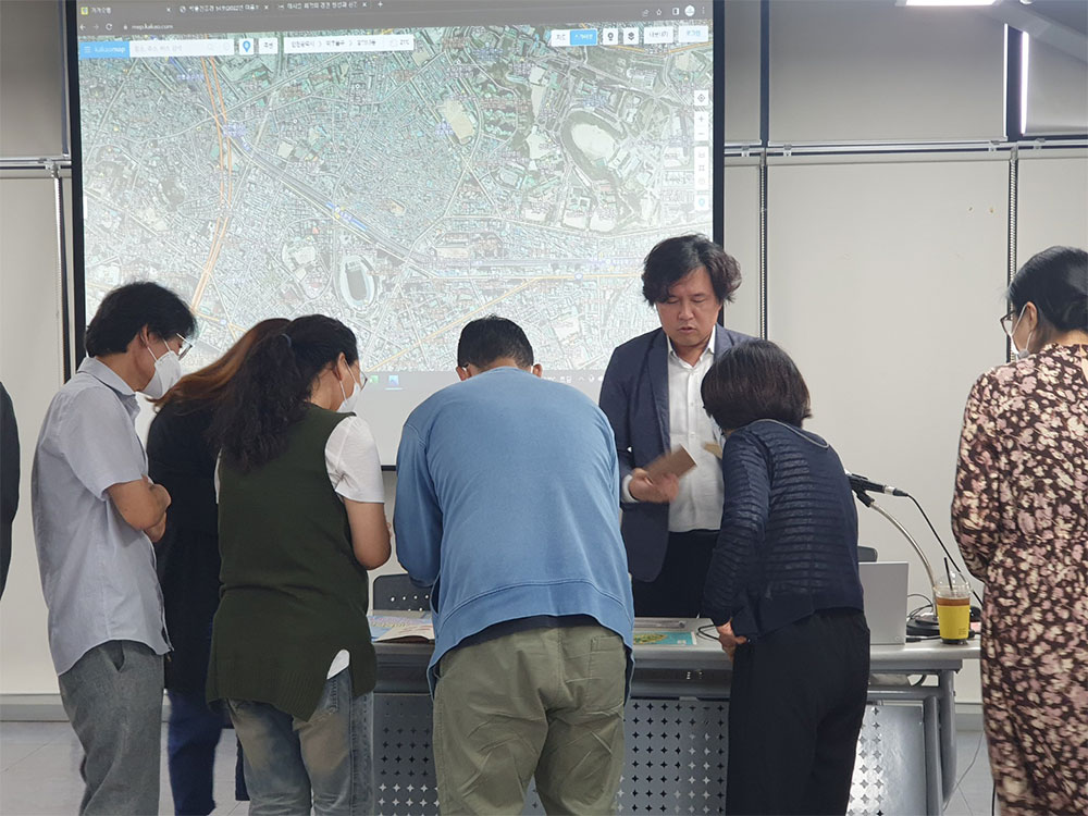 강좌에 참여한 시민들이 쉬는 시간에 김시덕 박사가 가져온 자료를 살펴보고 있다.