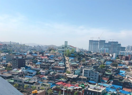 인천 동구 송림동의 재개발 정비구역 모습. 가운데 보이는 건물이 구 전도관 건물.