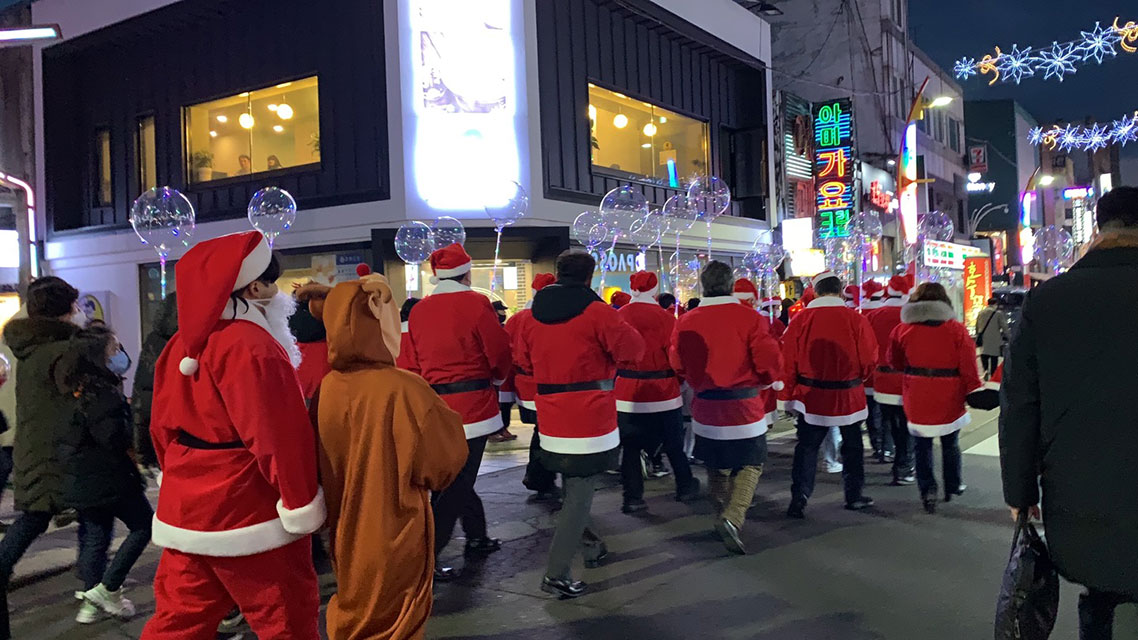 눈꽃마을광장으로 향하는 산타 퍼레이드