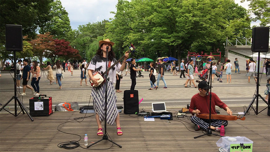 서울거리공연_남산_지구별 각지의 희귀한 악기를 연주하며 시민들과 만나고 있다. ©파드마