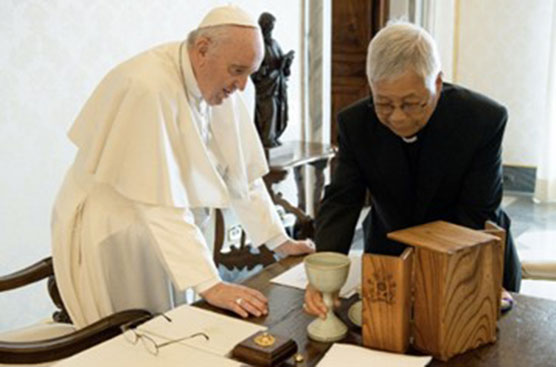 프란치스코 교황님께 선물로 드리는 녹청자 성작