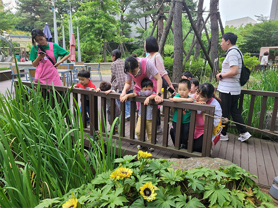 극단들락 중, 유아와 함께 일상에서 발화되는 이야기 씨앗을 포착하고 이야기를 완성해간다. ©극단들락