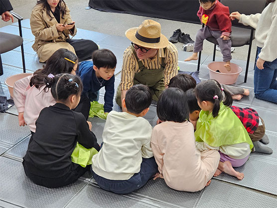 3월, ‘햇살, 비 그리고 새싹’ : 연극 놀이, 포즈 게임을 하며 식물의 생장 과정 알아보기