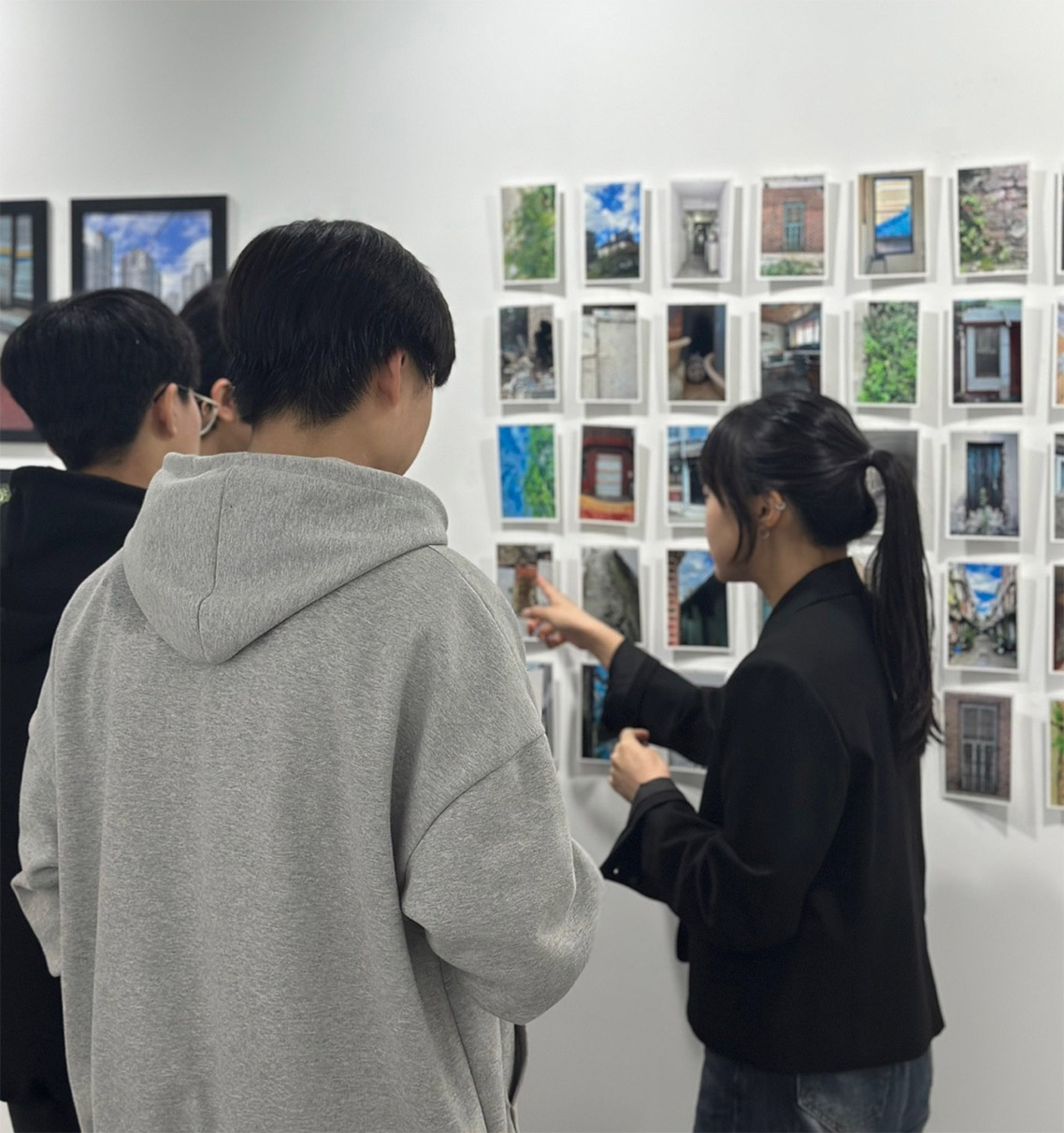 프로젝트 전시에 방문한 신흥중 학생들에게 작품 설명을 돕는 윤혜인 작가